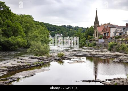 LLANGOLLEN, DENBIGHSHIRE, GALLES - LUGLIO 11 : Vista lungo il fiume Dee a Llangollen, Galles il 11 Luglio 2021. Persone non identificate Foto Stock