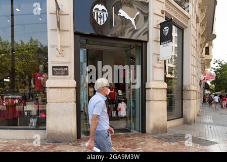 Valencia, Spagna. 29 luglio 2021. Un uomo cammina nel negozio Valencia CF a Valencia. (Credit Image: © Xisco Navarro Pardo/SOPA Images via ZUMA Press Wire) Foto Stock