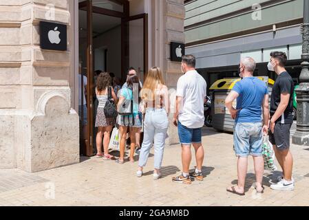 Valencia, Spagna. 29 luglio 2021. Persone che si accodano in un negozio Apple a Valencia. (Credit Image: © Xisco Navarro Pardo/SOPA Images via ZUMA Press Wire) Foto Stock