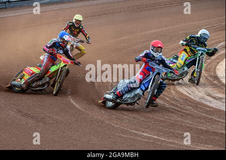 MANCHESTER, REGNO UNITO. IL 29 LUGLIO Sam McGurk (rosso) conduce ben Woodhull (blu) Kai Ward (bianco) e Mickie Simpson (giallo) durante la partita della National Development League tra Belle Vue Colts e Leicester Lion Cubs al National Speedway Stadium di Manchester giovedì 29 luglio 2021. (Credit: Ian Charles | MI News) Credit: MI News & Sport /Alamy Live News Foto Stock