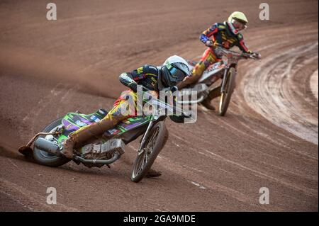 MANCHESTER, REGNO UNITO. 29 LUGLIO Kai Ward (Bianco) guida Mickie Simpson (giallo) durante la partita della National Development League tra Belle Vue Colts e Leicester Lion Cubs al National Speedway Stadium di Manchester giovedì 29 luglio 2021. (Credit: Ian Charles | MI News) Credit: MI News & Sport /Alamy Live News Foto Stock