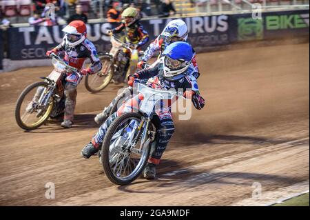 MANCHESTER, REGNO UNITO. 29 LUGLIO Sam McGurk (Blu) guida Paul Bowen (Rosso), Tom Spencer (Bianco) e Mickie Simpson (giallo) durante la partita della National Development League tra Belle Vue Colts e Leicester Lion Cubs al National Speedway Stadium di Manchester giovedì 29 luglio 2021. (Credit: Ian Charles | MI News) Credit: MI News & Sport /Alamy Live News Foto Stock