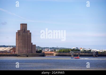 BIRKENHEAD, WIRRAL, UK - LUGLIO 14 : la torre di ventilazione in mattoni art deco del tunnel stradale del Queensway sotto il fiume Mersey, a Birkenhead, Wirral, UK Foto Stock