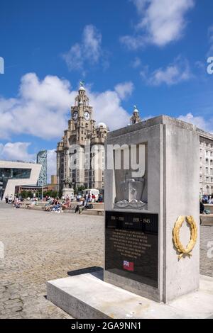 LIVERPOOL, UK - LUGLIO 14 : Memoriale dedicato alla Marina mercantile di Liverpool, Inghilterra il 14 luglio 2021. Persone non identificate Foto Stock