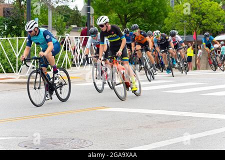 Wauwatosa, WI/USA - 27 giugno 2021: I ciclisti si sono classificati nella categoria tre quattro uomini al Tosa Village Classic durante il Tour of America's Dairyland. Foto Stock