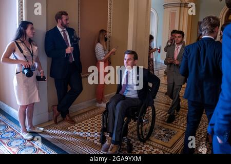 Washington, Stati di Vereinigte. 29 luglio 2021. Il rappresentante degli Stati Uniti Madison Cawthorn (repubblicano della Carolina del Nord) parte dalla camera del Senato mentre i membri della Camera della libertà Caucus entrano nella camera del Senato per protestare contro il mandato mascherato al Campidoglio degli Stati Uniti a Washington, DC, giovedì 29 luglio 2021. Credit: Rod Lamkey/CNP/dpa/Alamy Live News Foto Stock