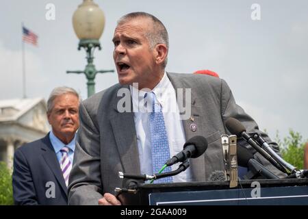 Il Rappresentante degli Stati Uniti Matt Rosendale (Repubblicano del Montana) fa un commento in quanto i membri della Camera Freedom Caucus tengono una conferenza stampa sull'espulsione dei membri della Camera Repubblicana Conference, fuori dal Campidoglio degli Stati Uniti a Washington, DC, giovedì 29 luglio 2021. Credito: Rod Lamkey/CNP Foto Stock