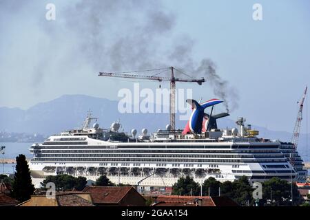 Marsiglia, Francia. 27 luglio 2021. Navi da crociera Carnival Valor (in primo piano) e Carnival Legend attraccati a Marsiglia. (Credit Image: © Gerard Bottino/SOPA Images via ZUMA Press Wire) Foto Stock