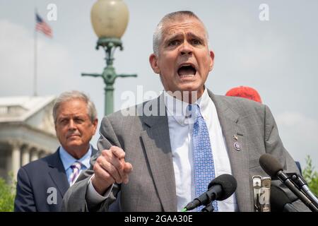 Washington, Stati Uniti d'America. 29 luglio 2021. Il Rappresentante degli Stati Uniti Matt Rosendale (Repubblicano del Montana) fa un commento in quanto i membri della Camera Freedom Caucus tengono una conferenza stampa sull'espulsione dei membri della Camera Repubblicana Conference, fuori dal Campidoglio degli Stati Uniti a Washington, DC, giovedì 29 luglio 2021. Credit: Rod Lamkey/CNP/Sipa USA Credit: Sipa USA/Alamy Live News Foto Stock