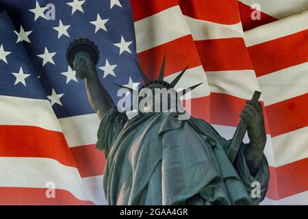 Statua della libertà sullo sfondo bandiera degli Stati Uniti New York, Stati Uniti Foto Stock