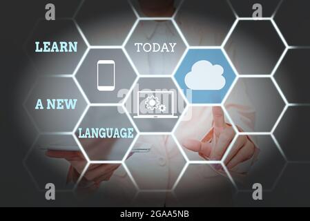 Didascalia di testo che presenta Impara una nuova lingua. Parola scritta sulla capacità di comunicare nella seconda lingua straniera Lady Holding Tablet premendo su Foto Stock