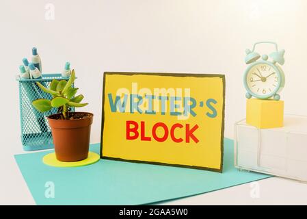 Didascalia di testo che presenta il blocco Writer S. Idea di business condizione di non essere in grado di pensare a cosa scrivere Tidy Workspace Setup Writing Desk Tools e. Foto Stock