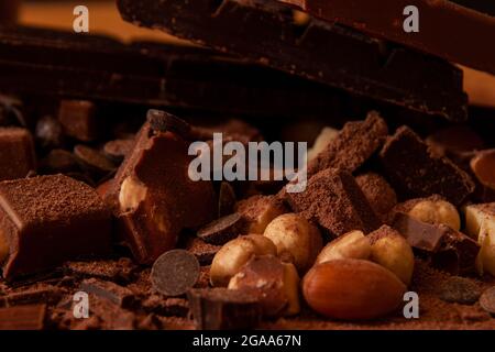 Miscela di cioccolato in vari formati: Pezzi, patatine, barrette, farcite di mandorle, non farcite, cacao in polvere e noci Foto Stock