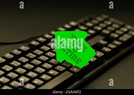 Didascalia di testo che presenta il tempo di ritiro. Internet Concept conto di risparmio bancario, assicurazione, e pianificazione pensionistica offrendo Speed Typing Lezioni e Suggerimenti Foto Stock