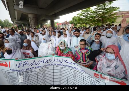 Peshawar, Pakistan. 29 luglio 2021. Dipendenti governativi che protestano fuori dall'Assemblea del KP per richieste migliori a Peshawar. (Foto di Hussain Ali/Pacific Press) Credit: Pacific Press Media Production Corp./Alamy Live News Foto Stock