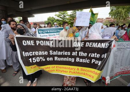 Peshawar, Pakistan. 29 luglio 2021. Dipendenti governativi che protestano fuori dall'Assemblea del KP per richieste migliori a Peshawar. (Foto di Hussain Ali/Pacific Press) Credit: Pacific Press Media Production Corp./Alamy Live News Foto Stock