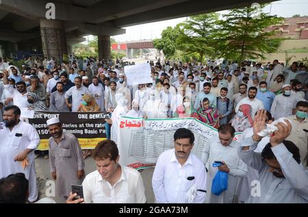 Peshawar, Pakistan. 29 luglio 2021. Dipendenti governativi che protestano fuori dall'Assemblea del KP per richieste migliori a Peshawar. (Foto di Hussain Ali/Pacific Press) Credit: Pacific Press Media Production Corp./Alamy Live News Foto Stock