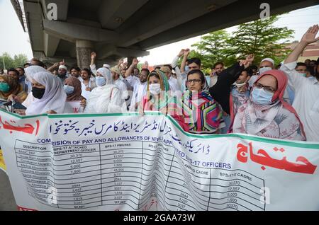 Peshawar, Pakistan. 29 luglio 2021. Dipendenti governativi che protestano fuori dall'Assemblea del KP per richieste migliori a Peshawar. (Foto di Hussain Ali/Pacific Press) Credit: Pacific Press Media Production Corp./Alamy Live News Foto Stock