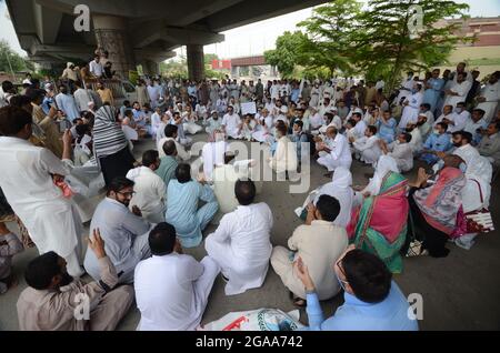 Peshawar, Pakistan. 29 luglio 2021. Dipendenti governativi che protestano fuori dall'Assemblea del KP per richieste migliori a Peshawar. (Foto di Hussain Ali/Pacific Press) Credit: Pacific Press Media Production Corp./Alamy Live News Foto Stock