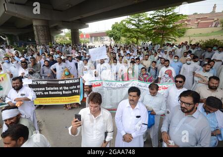 Peshawar, Pakistan. 29 luglio 2021. Dipendenti governativi che protestano fuori dall'Assemblea del KP per richieste migliori a Peshawar. (Foto di Hussain Ali/Pacific Press) Credit: Pacific Press Media Production Corp./Alamy Live News Foto Stock