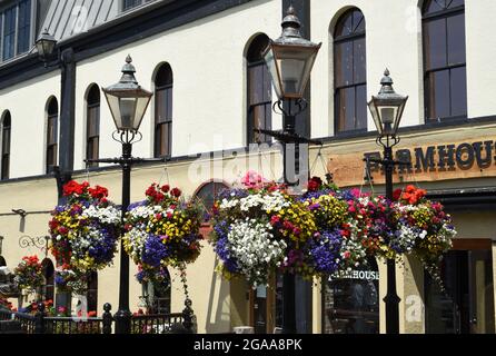 Cestini di fiori appesi su vecchie lampade in Bastion Square a Victoria, British Columbia, sull'isola di Vancouver. Foto Stock