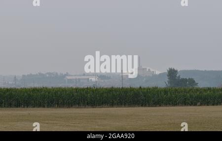 Vista frizzante della centrale elettrica della University of Northern Iowa a Cedar Falls, Iowa a causa del fumo proveniente dagli incendi nel Canada meridionale e negli Stati Uniti occidentali July29 Foto Stock