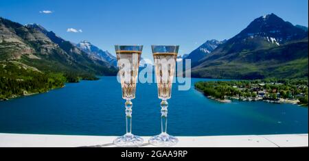 Due bicchieri di vino contro il lago di Como, Italia Foto stock - Alamy