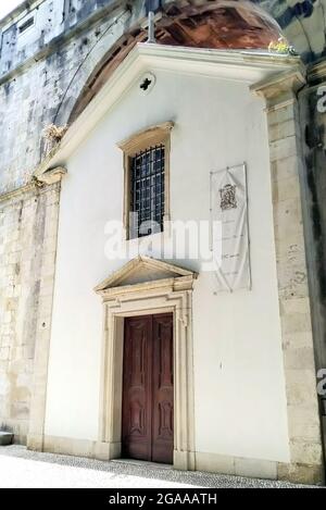 Cappella di nostra Signora di Monserrate costruita in uno degli archi di pietra della sezione Amoreiras del XVIII secolo Aguas Livres Aqueduct, Lisbona, Portogallo Foto Stock