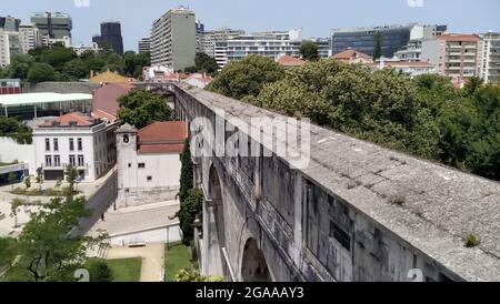 Sezione Amoreiras dell'acquedotto Aguas Livres, costruito nel 18 ° secolo, Lisbona, Portogallo Foto Stock