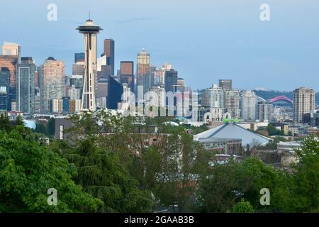 Lo skyline di Seattle visto da Kerry Park al tramonto Foto Stock