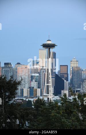 Lo skyline di Seattle visto da Kerry Park al tramonto Foto Stock