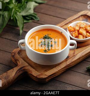 Zuppa di crema di lenticchie con aneto e crostini Foto Stock