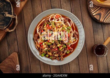 Tagliatelle asiatiche uyghur piatto suiru lagman Foto Stock