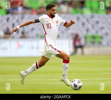 Austin, Texas, Stati Uniti. 29 luglio 2021. Qatar Forward HASAN al HAYDOS (10) muove il pallone durante la prima metà della semifinale della CONCACACAF Gold Cup tra gli Stati Uniti e il Qatar il 29 luglio 2021 ad Austin, Texas. Gli Stati Uniti hanno vinto 1-0. (Credit Image: © Scott Coleman/ZUMA Press Wire) Foto Stock