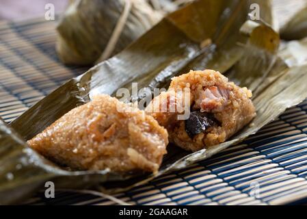 Gnocchi di riso cinese Zong zi per il festival delle barche a drago Foto Stock