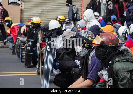 Passo, Colombia. 28 luglio 2021. Con gli scudi artigianali, i liner frontali partecipano alle manifestazioni concluse in scontri notturni tra la polizia in rivolta della Colombia (ESMAD) e i dimostranti, mentre la Colombia segna 3 mesi di proteste anti-governative contro il governo colombiano Ivan Duque, e una nuova riforma fiscale tra disordini e violenze che hanno lasciato almeno 83 morti dall'inizio delle proteste. Il 28 luglio 2021 a Pato-Narino, Colombia. Credit: Long Visual Press/Alamy Live News Foto Stock