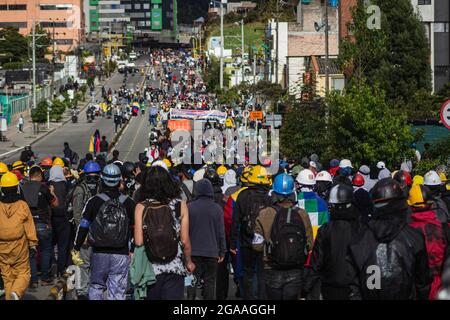 Passo, Colombia. 28 luglio 2021. I manifestanti inondano le strade mentre le manifestazioni si sono concluse in scontri notturni tra la polizia in rivolta della Colombia (ESMAD) e i dimostranti, mentre la Colombia segna 3 mesi di proteste anti-governative contro il governo colombiano Ivan Duque, e una nuova riforma fiscale tra disordini e violenze che hanno lasciato almeno 83 morti dall'inizio delle proteste. Il 28 luglio 2021 a Pato-Narino, Colombia. Credit: Long Visual Press/Alamy Live News Foto Stock