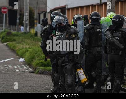 Passo, Colombia. 28 luglio 2021. I poliziotti colombiani, come dimostrazioni, si sono conclusi in scontri notturni tra la polizia in rivolta della Colombia (ESMAD) e i dimostranti, mentre la Colombia segna 3 mesi di proteste anti-governative contro il governo colombiano Ivan Duque, e una nuova riforma fiscale tra disordini e violenze che hanno lasciato almeno 83 morti dall'inizio delle proteste. Il 28 luglio 2021 a Pato-Narino, Colombia. Credit: Long Visual Press/Alamy Live News Foto Stock