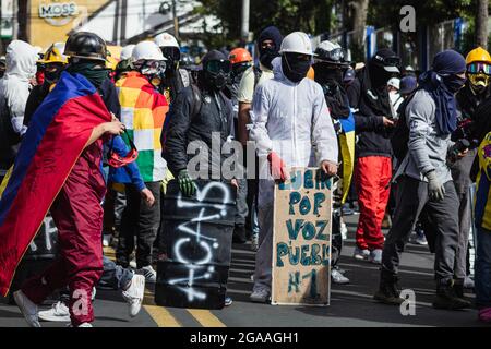 Passo, Colombia. 28 luglio 2021. Con gli scudi artigianali, i liner frontali partecipano alle manifestazioni concluse in scontri notturni tra la polizia in rivolta della Colombia (ESMAD) e i dimostranti, mentre la Colombia segna 3 mesi di proteste anti-governative contro il governo colombiano Ivan Duque, e una nuova riforma fiscale tra disordini e violenze che hanno lasciato almeno 83 morti dall'inizio delle proteste. Il 28 luglio 2021 a Pato-Narino, Colombia. Credit: Long Visual Press/Alamy Live News Foto Stock