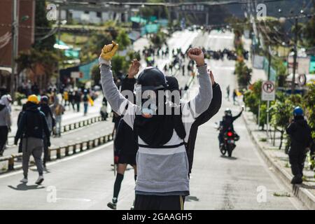 Passo, Colombia. 28 luglio 2021. Con gli scudi artigianali, i liner frontali partecipano alle manifestazioni concluse in scontri notturni tra la polizia in rivolta della Colombia (ESMAD) e i dimostranti, mentre la Colombia segna 3 mesi di proteste anti-governative contro il governo colombiano Ivan Duque, e una nuova riforma fiscale tra disordini e violenze che hanno lasciato almeno 83 morti dall'inizio delle proteste. Il 28 luglio 2021 a Pato-Narino, Colombia. Credit: Long Visual Press/Alamy Live News Foto Stock