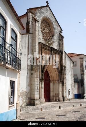 Portale principale della Chiesa gotica di Santa Maria da Graca , conosciuta anche come Igreja da Graca, originaria del 1380, Santarem, Portogallo Foto Stock