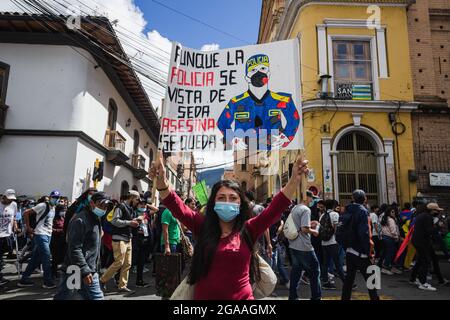 Passo, Colombia. 28 luglio 2021. Un manifestante ha un segnale contro i disordini della polizia, dato che le manifestazioni si sono concluse in scontri notturni tra la polizia in rivolta della Colombia (ESMAD) e i dimostranti, mentre la Colombia segna 3 mesi di proteste anti-governative contro il governo colombiano Ivan Duque, e una nuova riforma fiscale tra disordini e violenza che ha lasciato almeno 83 morti dall’inizio delle proteste. Il 28 luglio 2021 a Pato-Narino, Colombia. Credit: Long Visual Press/Alamy Live News Foto Stock