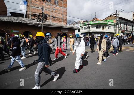 Passo, Colombia. 28 luglio 2021. I manifestanti di prima linea marciano mentre le manifestazioni si sono concluse in scontri notturni tra la polizia in rivolta della Colombia (ESMAD) e i dimostranti, mentre la Colombia segna 3 mesi di proteste anti-governative contro il governo colombiano Ivan Duque, e una nuova riforma fiscale tra disordini e violenze che hanno lasciato almeno 83 morti dall'inizio delle proteste. Il 28 luglio 2021 a Pato-Narino, Colombia. Credit: Long Visual Press/Alamy Live News Foto Stock