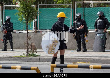 I dimostranti usano le camicie e le bandiere nazionali della squadra di calcio colombiana come dimostrazioni concluse in scontri notturni tra la polizia in rivolta della Colombia (ESMAD) e i dimostranti, mentre la Colombia segna 3 mesi di proteste anti-governative contro il governo colombiano Ivan Duque, e una nuova riforma fiscale tra disordini e violenza che ha lasciato almeno 83 morti dall’inizio delle proteste. Il 28 luglio 2021 a Pato-Narino, Colombia. Foto Stock