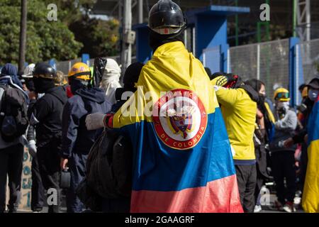 I dimostranti usano le camicie e le bandiere nazionali della squadra di calcio colombiana come dimostrazioni concluse in scontri notturni tra la polizia in rivolta della Colombia (ESMAD) e i dimostranti, mentre la Colombia segna 3 mesi di proteste anti-governative contro il governo colombiano Ivan Duque, e una nuova riforma fiscale tra disordini e violenza che ha lasciato almeno 83 morti dall’inizio delle proteste. Il 28 luglio 2021 a Pato-Narino, Colombia. Foto Stock