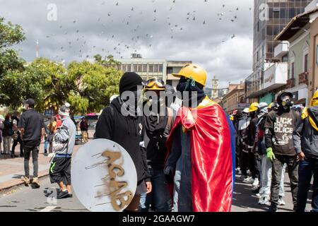 I dimostranti usano le camicie e le bandiere nazionali della squadra di calcio colombiana come dimostrazioni concluse in scontri notturni tra la polizia in rivolta della Colombia (ESMAD) e i dimostranti, mentre la Colombia segna 3 mesi di proteste anti-governative contro il governo colombiano Ivan Duque, e una nuova riforma fiscale tra disordini e violenza che ha lasciato almeno 83 morti dall’inizio delle proteste. Il 28 luglio 2021 a Pato-Narino, Colombia. Foto Stock