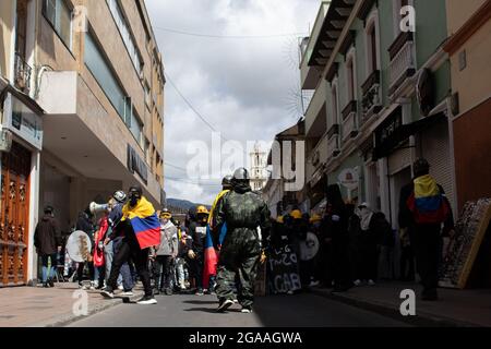 I dimostranti usano le camicie e le bandiere nazionali della squadra di calcio colombiana come dimostrazioni concluse in scontri notturni tra la polizia in rivolta della Colombia (ESMAD) e i dimostranti, mentre la Colombia segna 3 mesi di proteste anti-governative contro il governo colombiano Ivan Duque, e una nuova riforma fiscale tra disordini e violenza che ha lasciato almeno 83 morti dall’inizio delle proteste. Il 28 luglio 2021 a Pato-Narino, Colombia. Foto Stock