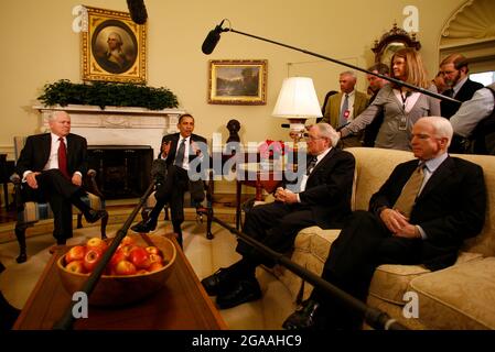 Washington, DC - 30 aprile 2009 -- il presidente degli Stati Uniti Barack Obama fa una dichiarazione dopo il suo incontro nell'Ufficio ovale della Casa Bianca con il segretario alla Difesa Robert Gates (a sinistra), il Sen. Carl Levin (D-MI), e il Sen. John McCain (R-AZ) sulla riforma degli appalti della difesa, Washington, DC, giovedì 30 aprile, 2009. Credit: Martin H. Simon - Pool via CNP Foto Stock