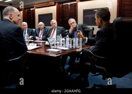 Il presidente degli Stati Uniti Barack Obama incontra un gruppo bipartisan di leader del Congresso sulla Libia nella Sala della situazione della Casa Bianca, il 18 marzo 2011. I posti a sedere, da sinistra, sono: Consulente nazionale di sicurezza Tom Donilon, Sen. Degli Stati Uniti Richard Lugar (Repubblicano dell'Indiana), Senatore degli Stati Uniti Carl Levin (democratico del Michigan), Rappresentante degli Stati Uniti Steny Hoyer (democratico del Maryland), e leader di maggioranza del Senato degli Stati Uniti Harry Reid (democratico del Nevada).credito obbligatorio: Pete Souza - Casa Bianca via CNP Foto Stock