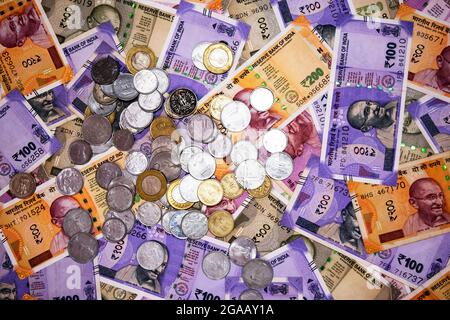 Varie banconote e monete indiane in valuta cartacea come sfondo Foto Stock